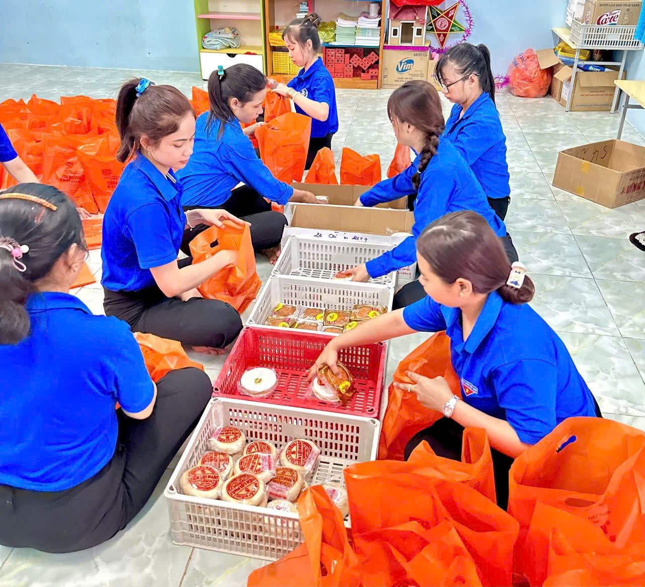 KHÂU CHUẨN BỊ QUÀ TRUNG THU CHO CÁC BÉ